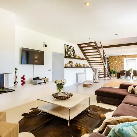 Es Country house